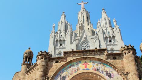 vista panorámica del edificio histórico de la catedral del sagrado corazón en la ciudad de barcelona