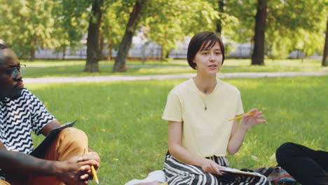 Multiethnische-College-Studenten-Unterhalten-Sich-Beim-Unterricht-Im-Park