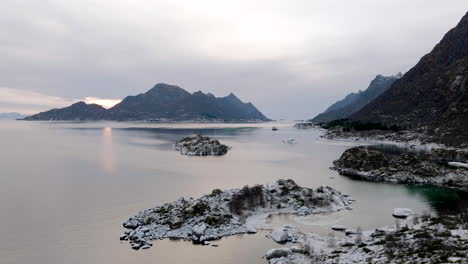 hermoso dron aéreo sobre lofoten, norte de noruega, costa rocosa