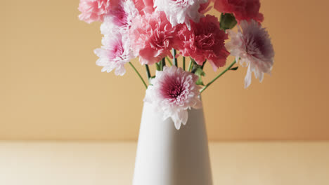 Vídeo-De-Flores-Rosadas-En-Jarrón-Blanco-Con-Espacio-Para-Copiar-Sobre-Fondo-Amarillo