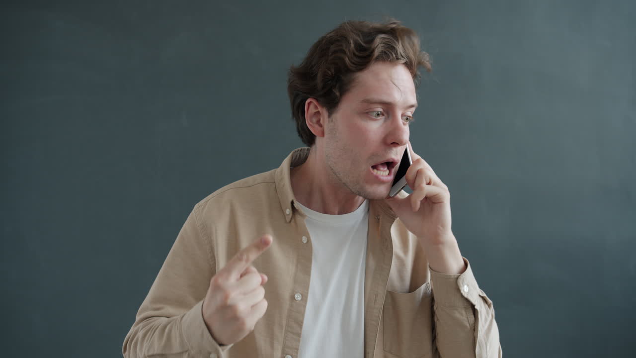 Uomo arrabbiato al telefono