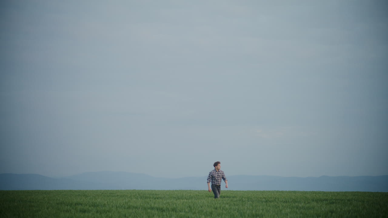 하늘을 향해 들판을 고 있는 농부