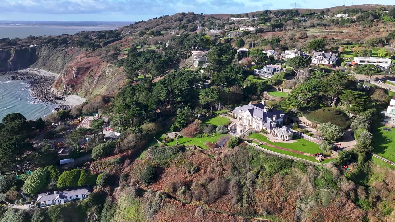Biệt thự sang trọng Danes Hollow trên bờ biển Howth với tầm nhìn ra biển. Bất động sản Dublin, nhìn từ trên không