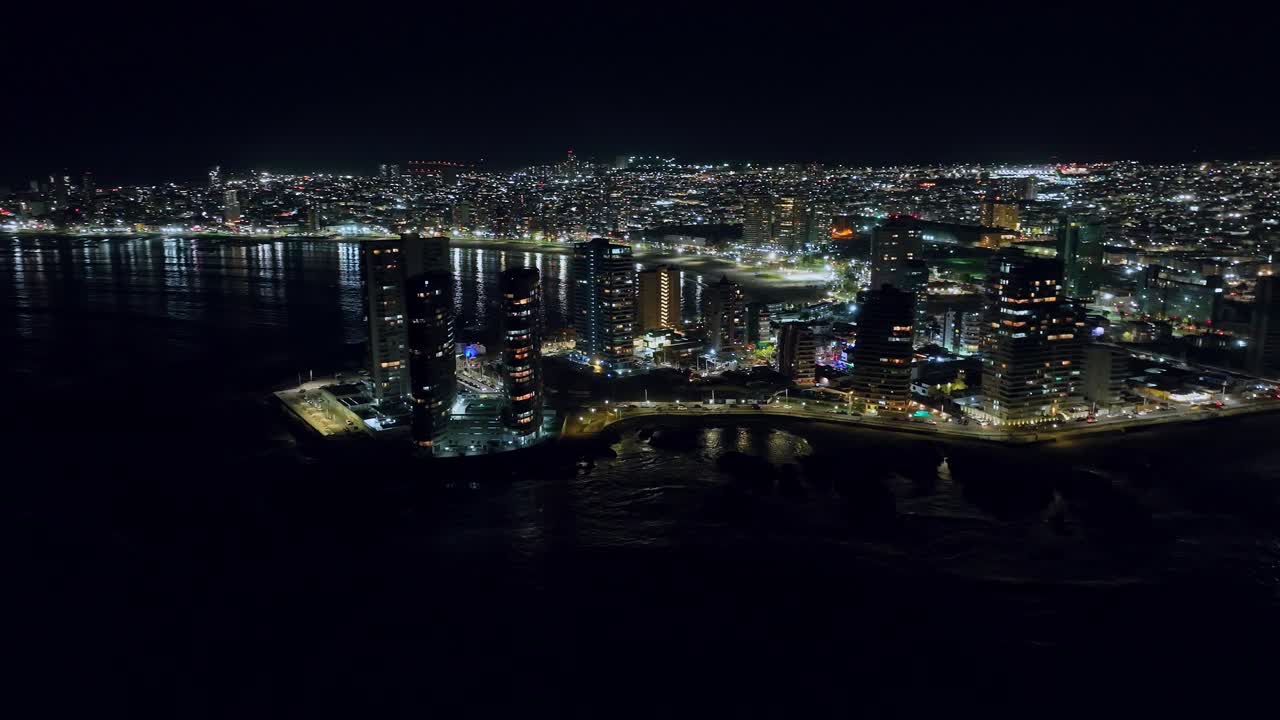 칠레 이키케의 밤에 놀라운 밝은 빛의 공중 회전 샷