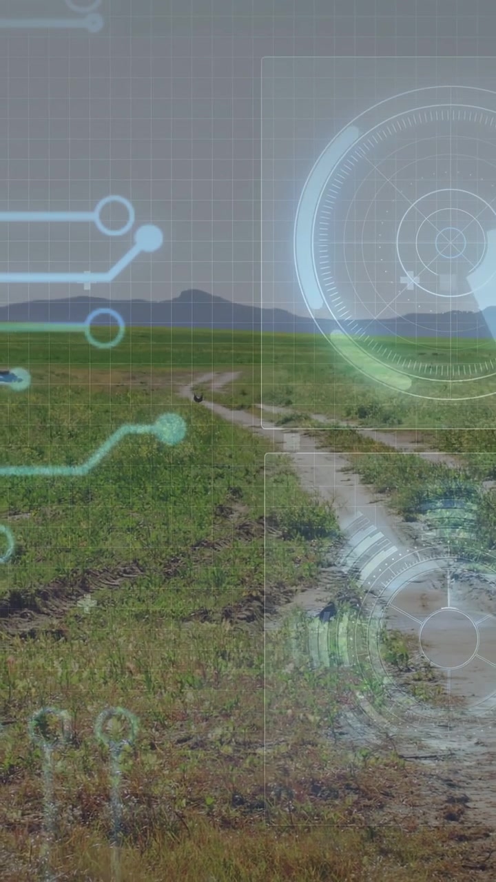 Video verticale: Telecamera che si sposta a destra attraverso solchi fangosi, con l'HUD che pulsa e rivela un furgone per la mappatura.