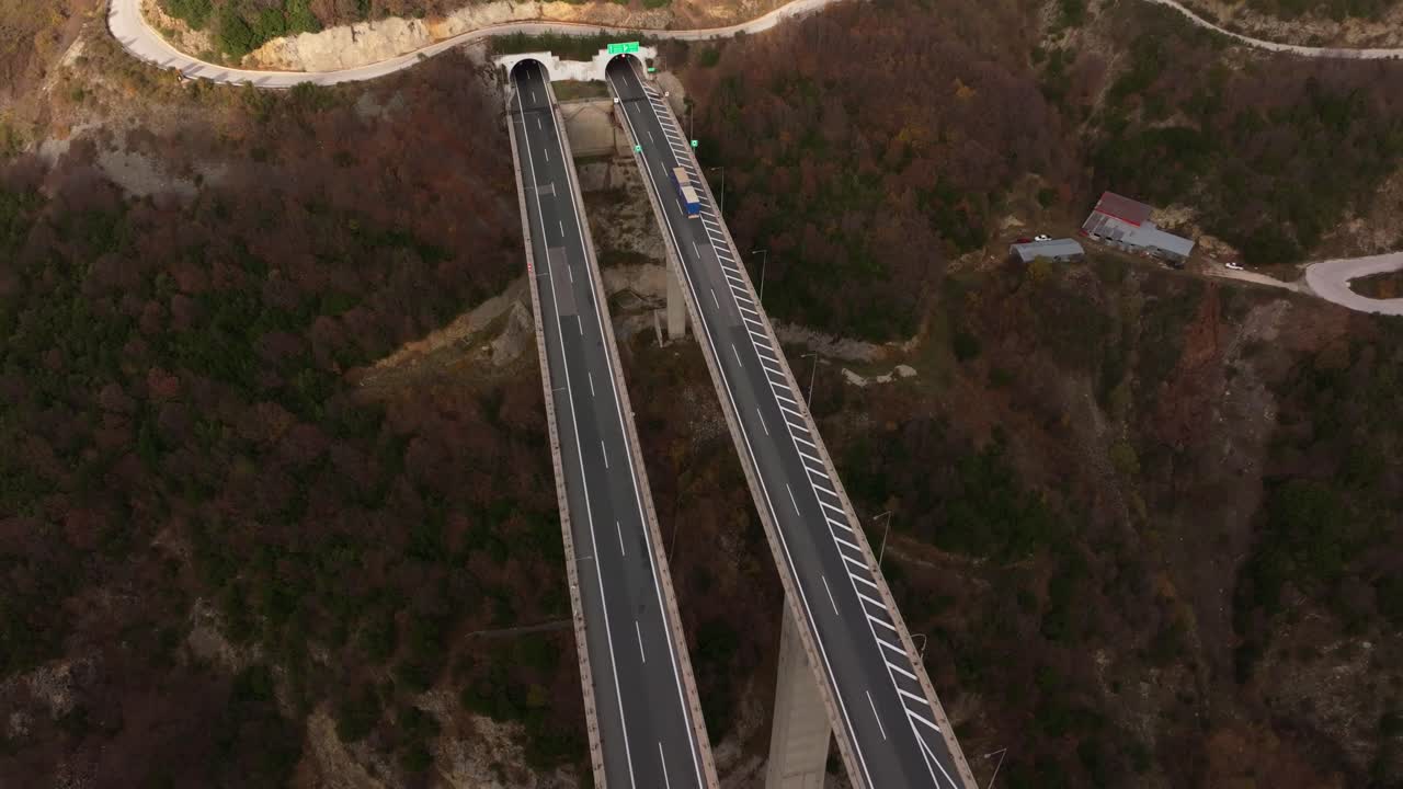 Ripresa aerea della rete stradale in terreno accidentato, regione di Metsovo
