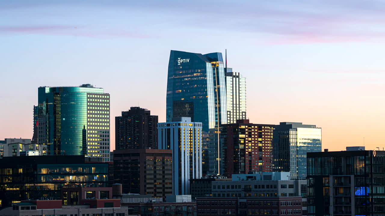 Timelapse dal giorno alla notte dell'edificio Optiv nel centro di Denver, Colorado