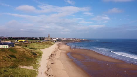 toma aérea de la playa de arena larga de tynemouth en un cálido día de verano - imágenes de drones 4k hd se elevan