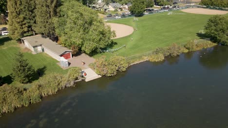 Toma-De-Drone-Del-Estudio-De-Arcilla-De-Harmon-Park-Con-Vista-Al-Río-Descutes-En-Bend,-Oregon