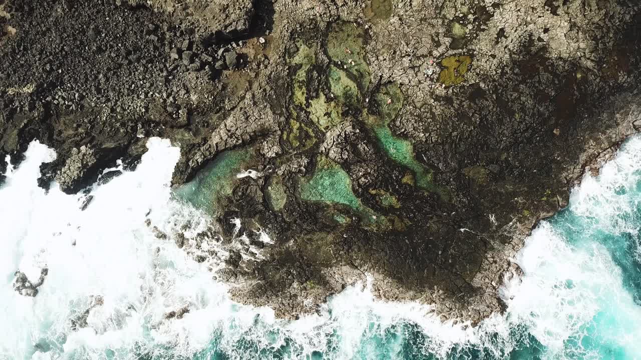 disparo de un dron directamente sobre algunas pozas de marea makapu'u hawaianas en la costa rocosa de oahu, hawai