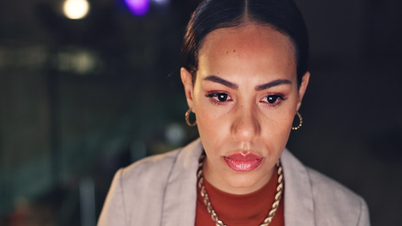 noche, trabajando y una mujer en una oficina