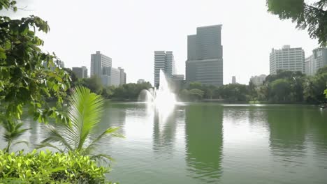 Blick-Auf-Einen-Brunnen-In-Einem-öffentlichen-Park