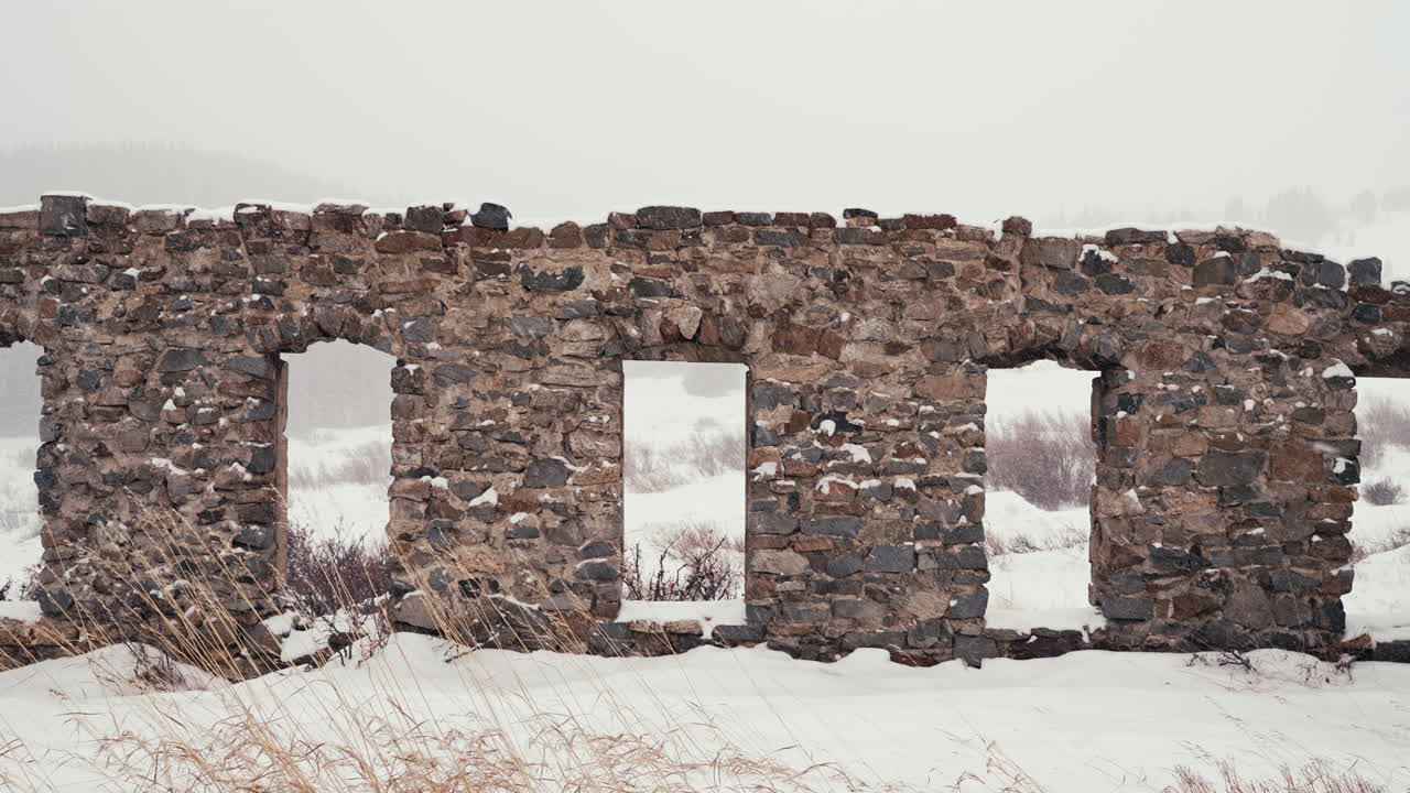 랜드 로버 디펜더 d90 오프로드 내리막 벽돌 벽 뒤에 록키 산맥의 눈 덮인 도로 폐허 네델란드 볼더 콜로라도 근처의 시골 고산 숲 숲