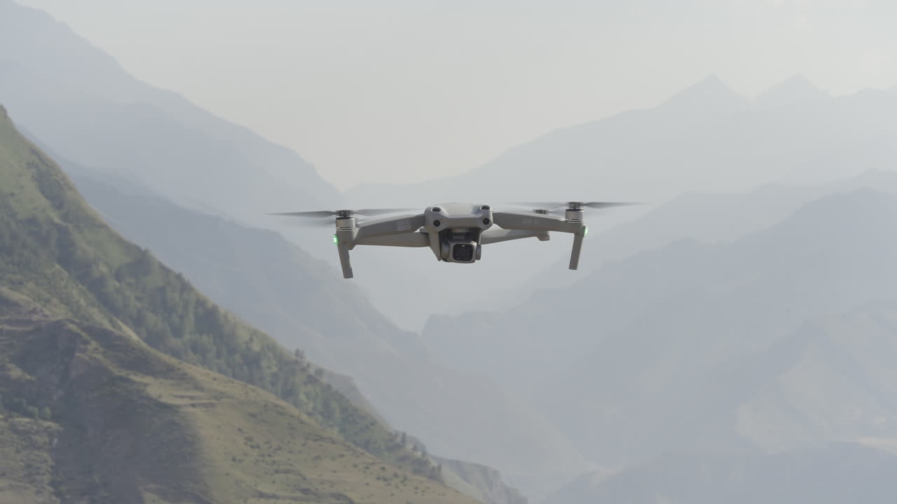 산악 지형 위를 날아다니는 드론