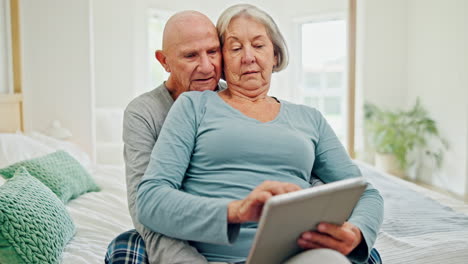 Senior-couple-on-bed-with-tablet