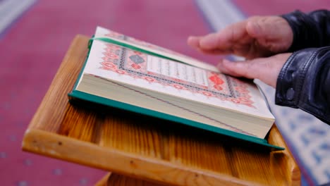 Leyendo-El-Corán-En-Una-Mezquita