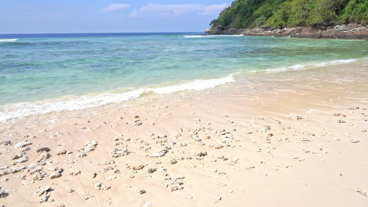 바다 거품과 파도의 클로즈업은 백사장에 난파선을 만듭니다.