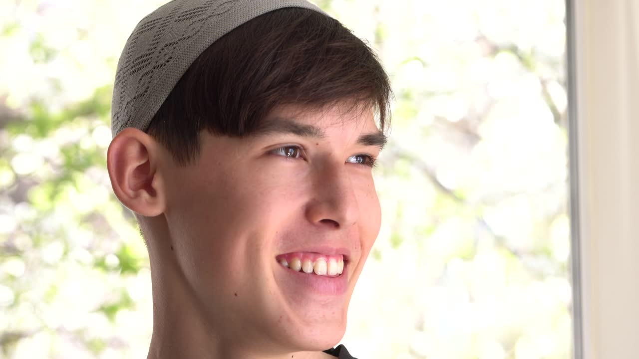 전통적인 이슬람 쿠피 모자를 입은 아랍 십대