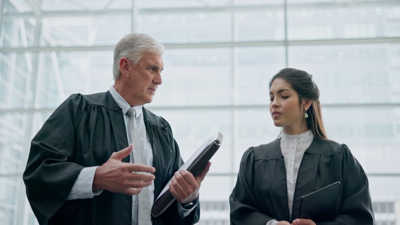 juez, colaboración y equipo de abogados hablando