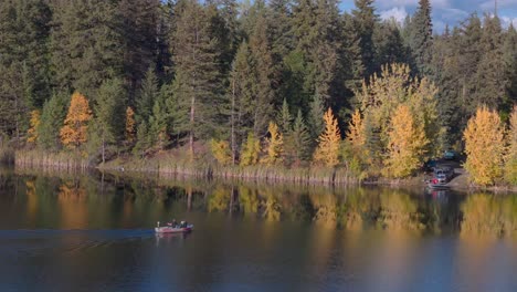 Tranquilidad-De-Pesca:-Un-Pequeño-Barco-En-El-Lago,-Lanzando-Líneas-Y-Pescando