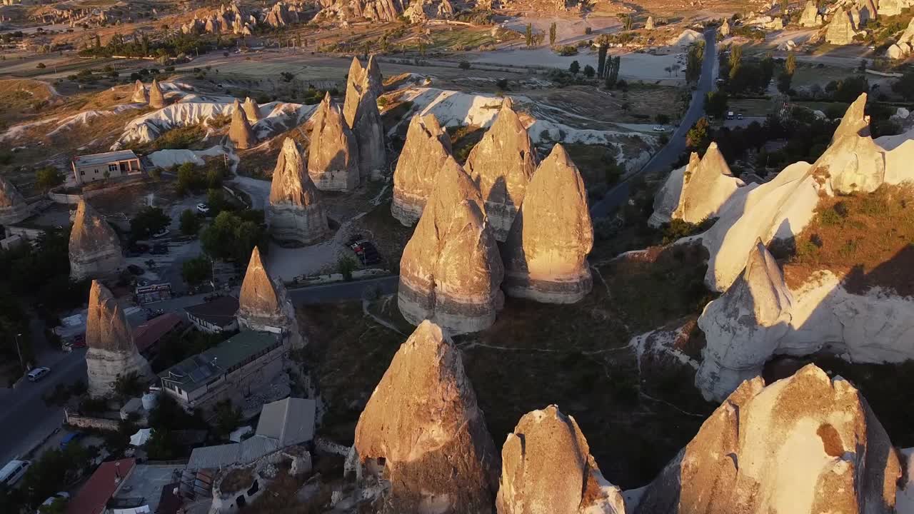 vista a vista de pájaro de las formaciones rocosas de la chimenea de hadas durante la hora dorada en capadocia, turquía