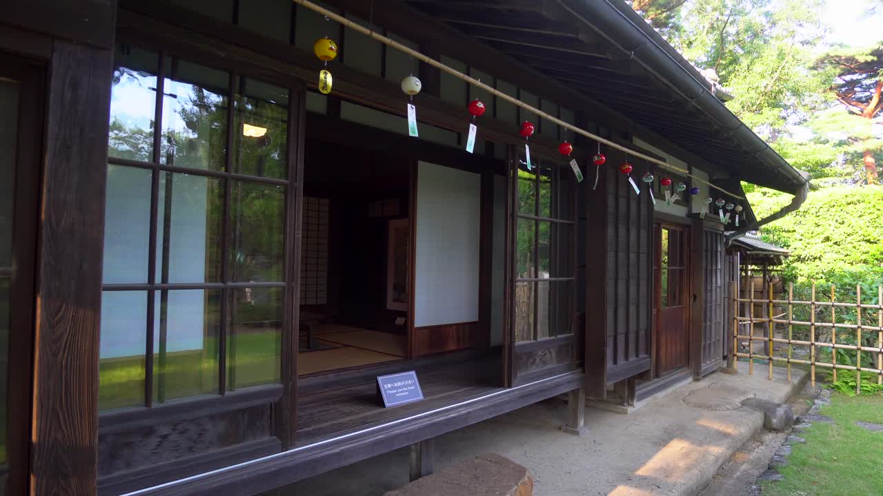 Traditional wind chimes (Furin) have a sound that awakens, in Japanese culture, a clear sensation of freshness, ideal for the summer season where the heat is extreme.