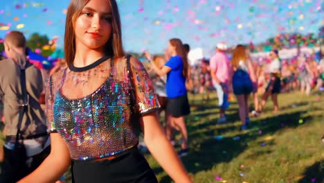 joven en un festival colorido