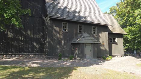 Fliegen-Sie-In-Richtung-Der-Alten-Mittelalterlichen-Holzkirche-In-Polen-Kreuz-Christliche