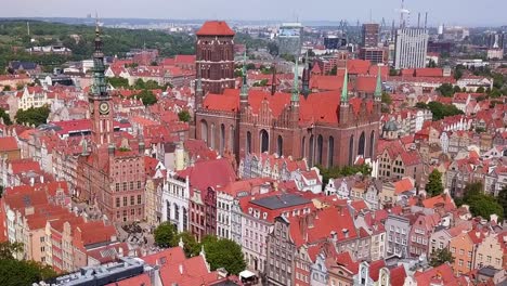 Imágenes-De-Drones-Del-Casco-Antiguo-De-Gdansk