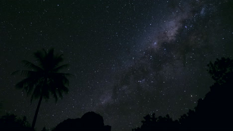 lapso de tiempo nocturno de la galaxia de la vía láctea girando lentamente sobre la isla de los pinos