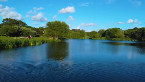 Matosinhos-Stadtpark,-See-Und-Blauer-Himmel