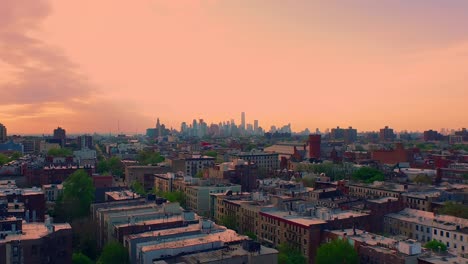 épica-Vista-Aérea-De-La-Puesta-De-Sol-De-La-Hora-Dorada-De-Nyc-Sobre-Los-Tejados-De-Brooklyn-Volando-Hacia-El-Centro-De-Manhattan-4k