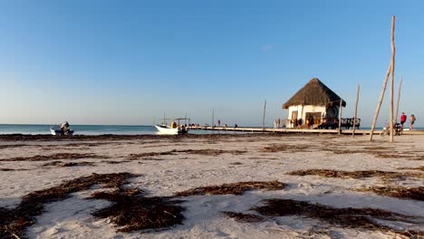 Ein-Zeitraffer-Von-Menschen,-Die-Sich-An-Einem-Pier-Versammeln,-Um-Den-Sonnenuntergang-Auf-Der-Isla-Holbox-In-Mexiko-Zu-Beobachten