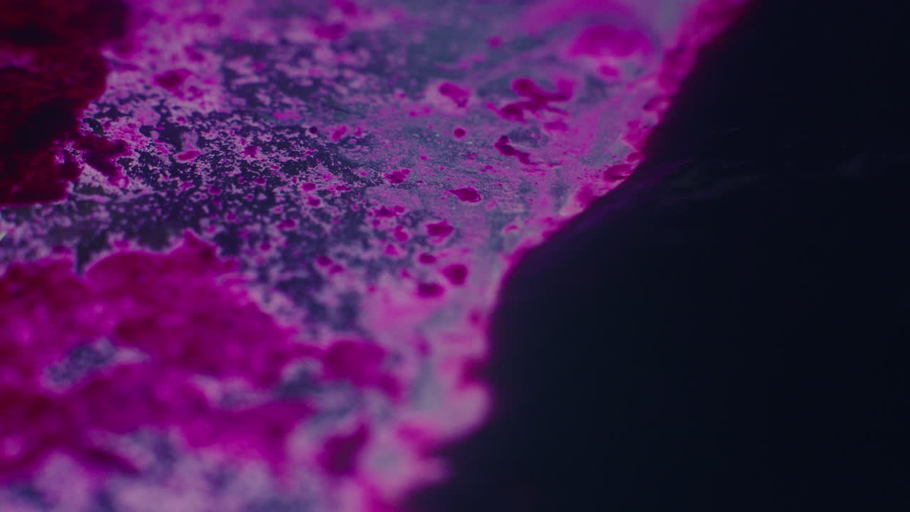 Primi piani macro colorati e organici di liquidi che vibrano e scorrono.