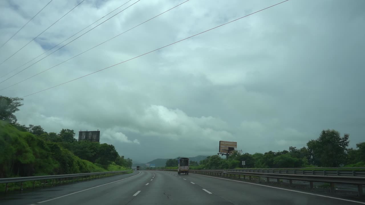 자동차 와이퍼 청소 창에서 비가 내리는 뭄바이 푸네 익스프레스 고속도로