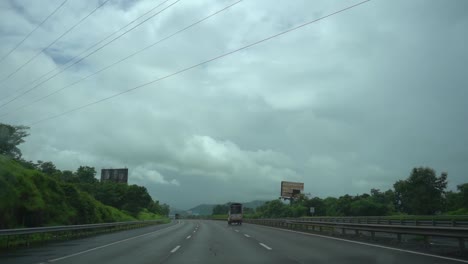 autopista mumbai pune express bajo la lluvia en la ventana de limpieza del limpiaparabrisas