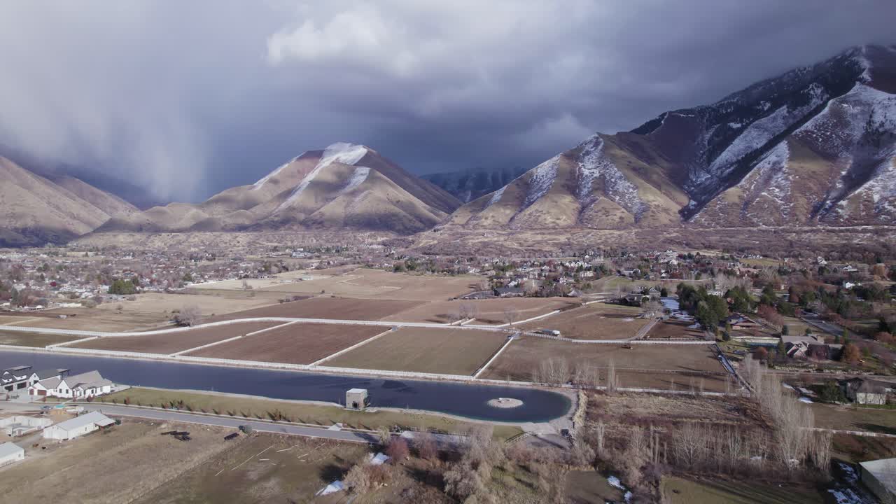 las montañas wasatch en la ciudad de mapleton, utah en un día de invierno nevado