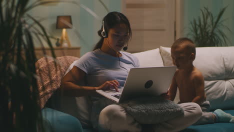 madre trabajando con el niño en casa