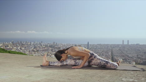 Yoga-Frau-Macht-Yoga-Pose-Im-Freien.-Fitness-Dame,-Die-Ihren-Körper-Ausdehnt