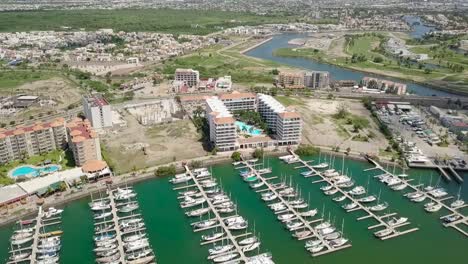 vista aérea del paisaje de condominios de costa veleros la marina en méxico