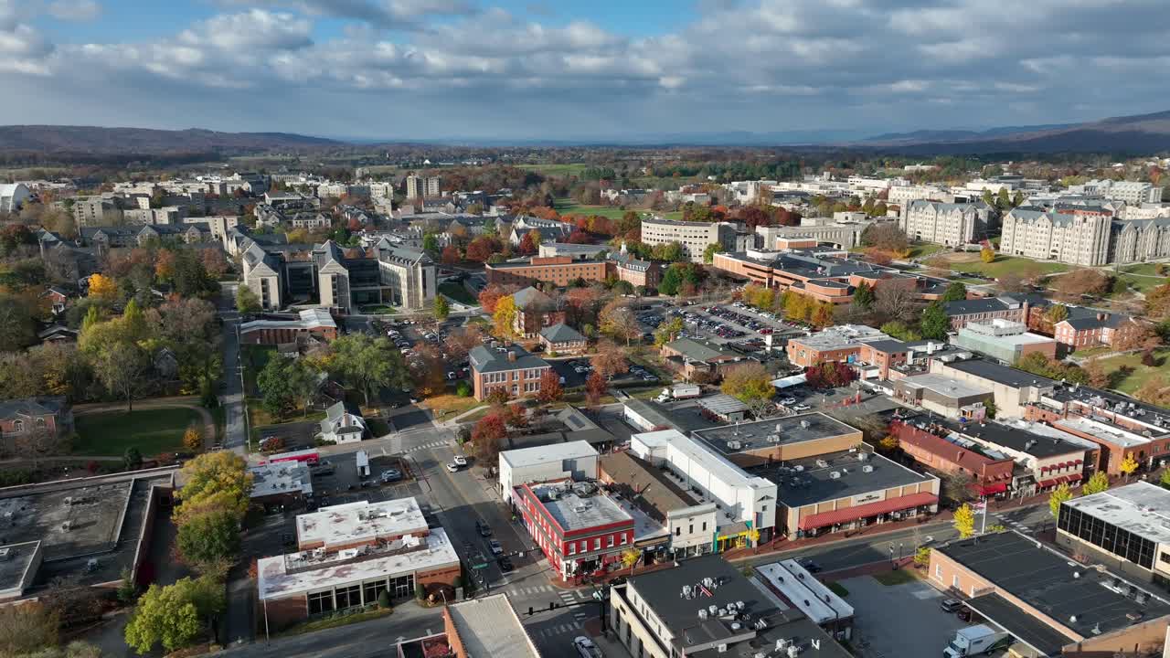 el campus de virginia tech y el centro de blacksburg, va