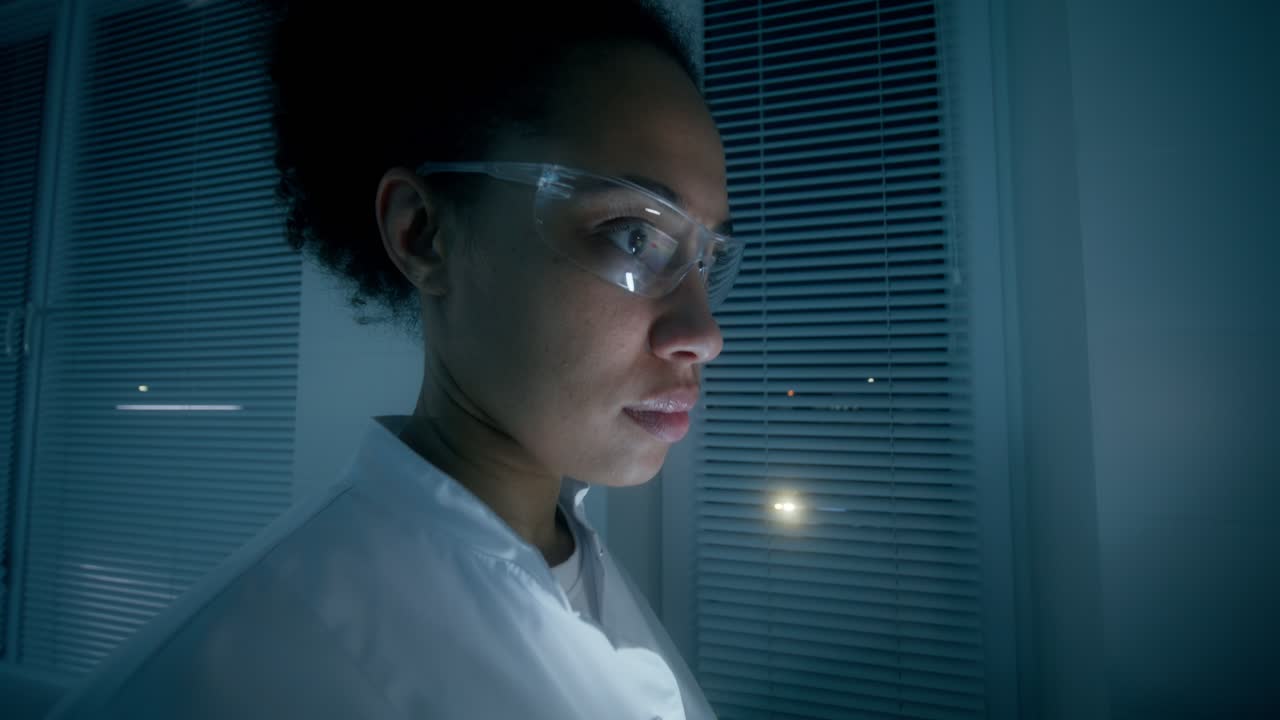 científico trabajando en un laboratorio por la noche