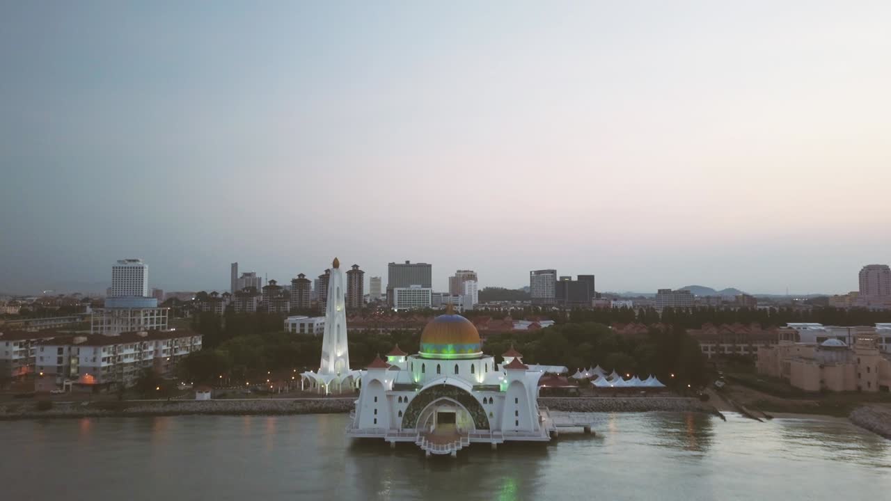 항공 촬영 - 모스크에서 해가 뜨는 모습, 멜라카 해협 모스크