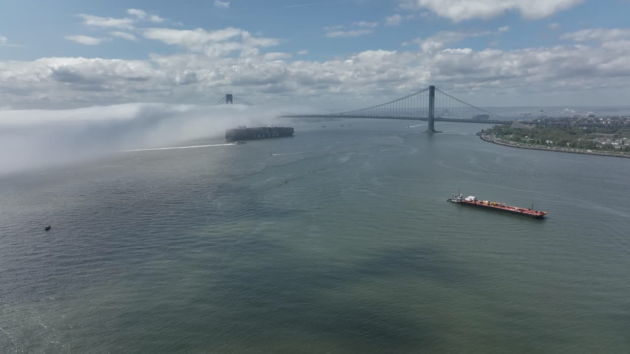 푸른 하늘이 있는 흐린 날 뉴욕 브루클린에 있는 그레이브센드 만의 공중 전망