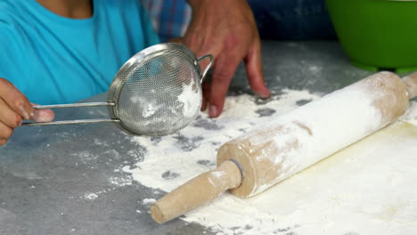 una familia linda preparando un pastel