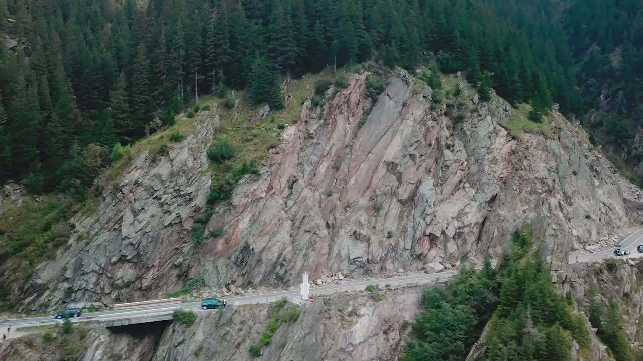 toma de diapositivas de drones de una carretera de montaña junto a un acantilado