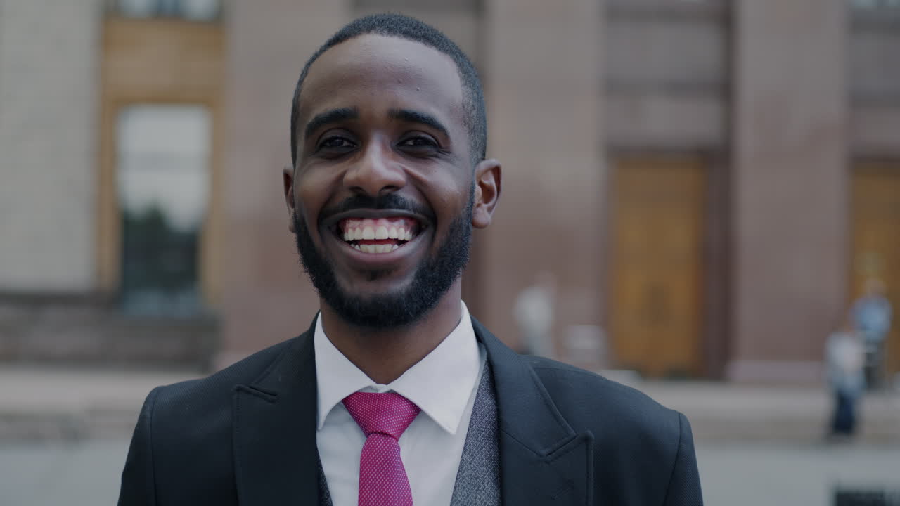 hombre de negocios sonriente en la ciudad