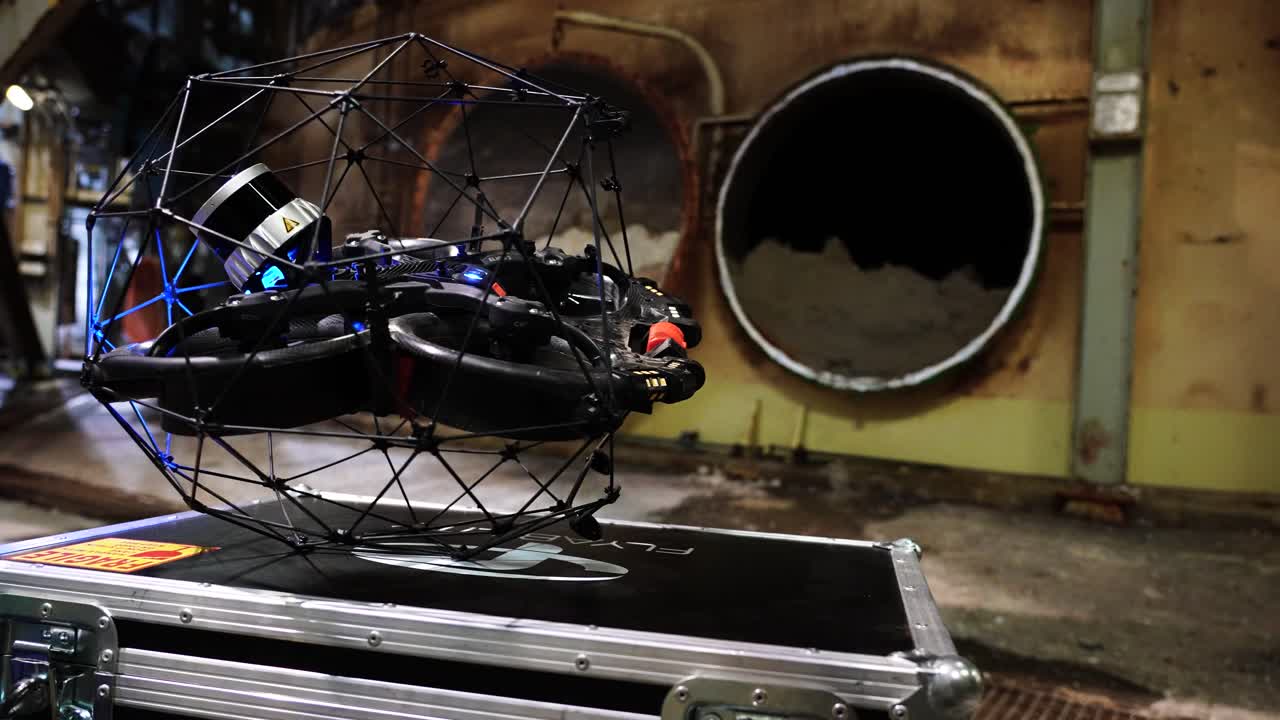 산업 검사 드론은 석탄 발전소 보일러 크에 들어갈 준비가 되어 있습니다.