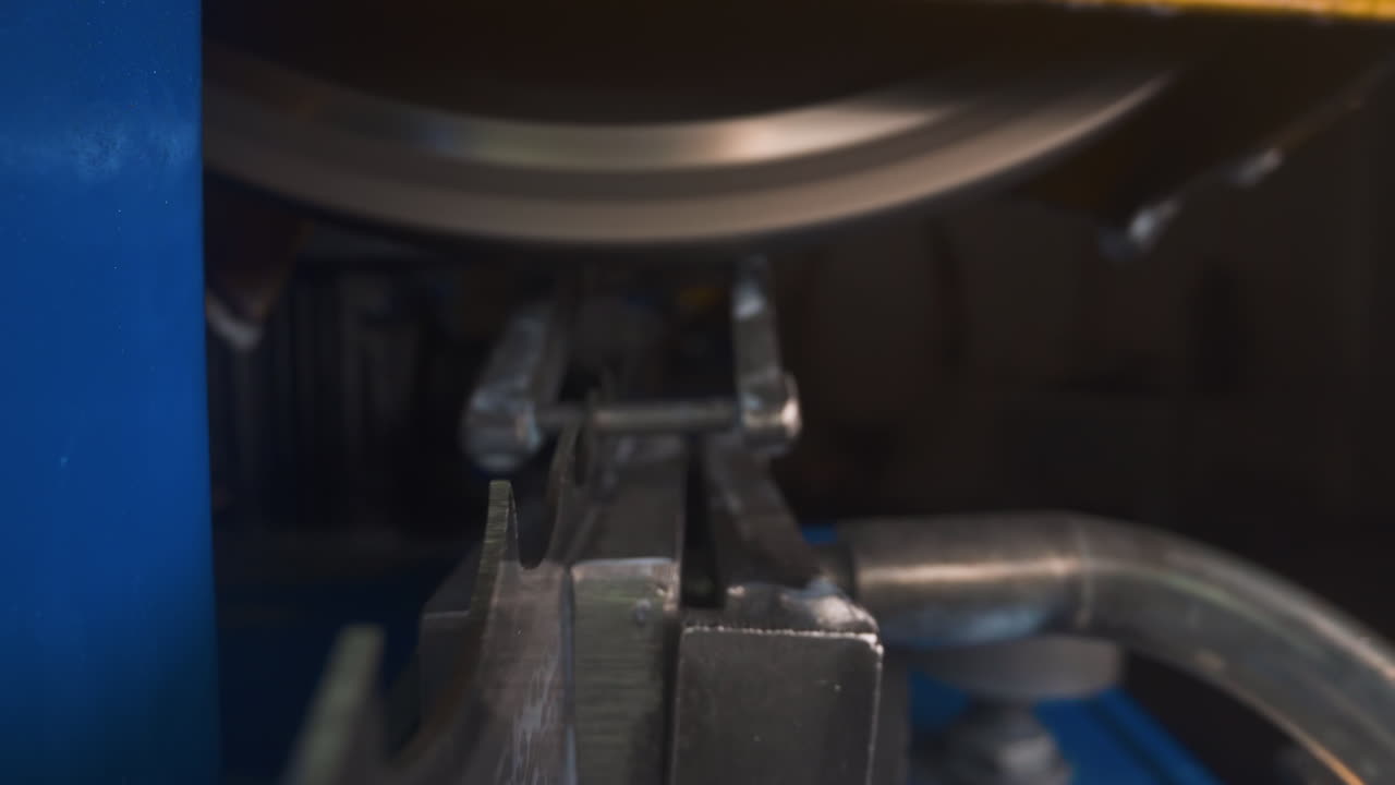 detalles de la sierra de banda en el taller de la planta