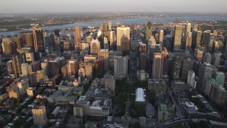 Vista-Aérea-Del-Paisaje-Urbano-De-Centre-ville-Del-Centro-Iluminado-Por-El-Sol-De-Montreal,-En-Canadá